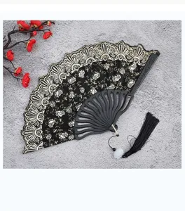 Detailansicht eines klassischen schwarzen Faltfächers mit eleganter goldener Spitze.