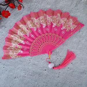 Vista detallada de un abanico plegable rosa con mariposas y borla de seda suave
