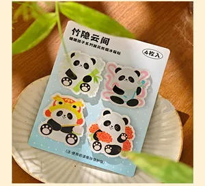 Detail van vier schattige panda-thema acryl koelkastmagneten op een sierkaart.