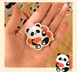 Detail van een schattige panda-acryl koelkastmagneet met vrolijke rode bloemetjes