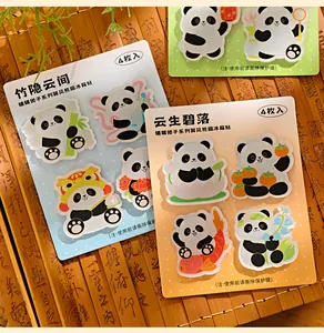 Gedetailleerd overzicht van schattige panda koelkastmagneten op de productverpakking