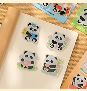 Detailweergave van schattige panda-vormige acryl koelkastmagneten in cartoon