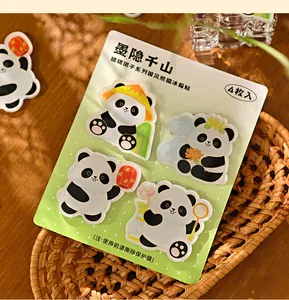 Set van vier schattige panda-magneten van acryl in traditionele Chinese stijl, detail.
