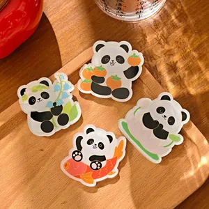 Set van schattige cartoon panda acryl koelkastmagneten op een houten dienblad