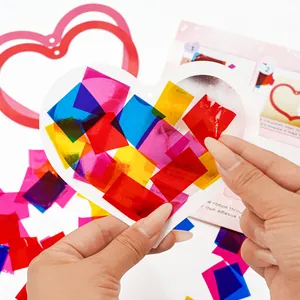Primer plano de kit de atrapasol en forma de corazón para niños con láminas de colores