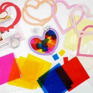 Λεπτομερής όψη του σετ DIY suncatcher με πλαίσια καρδιάς και διάφορα πολύχρωμα χαρτιά.