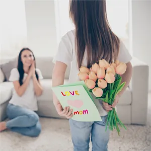 Niño decorando una tarjeta del Día de la Madre con pegatinas de vinilo de colores