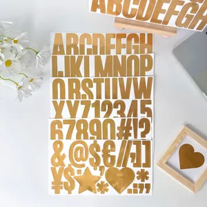 Gros plan de planches de stickers lettres et chiffres dorés 2,5 pouces pour DIY