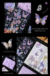 Nahaufnahme von holografischen lila Schmetterlings-PET-Stickern auf einem Scrapbook-Notizbuch.