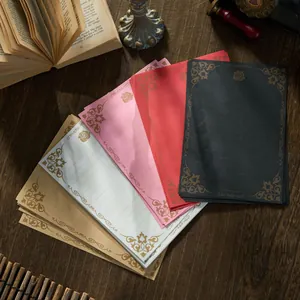 Fogli di carta da lettere vintage con eleganti bordi di rose dorate in vari colori