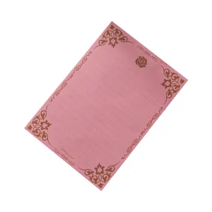 Carta da lettere con motivo a rose vintage e righe orizzontali su sfondo rosa elegante