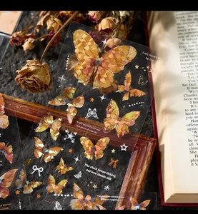 Detail eines Vintage Schmetterlings PET Aufklebers mit Muschellichteffekt für Journaling