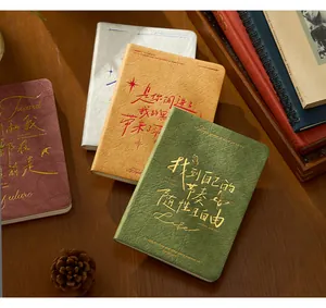 Nahaufnahme von A6-Hardcover-Notizbüchern mit eleganter Goldfolien-Kalligrafie auf Einbänden.