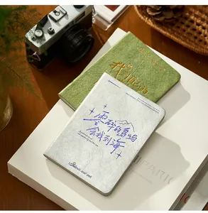 Nahaufnahme von A6 Hardcover Notizbüchern mit eleganter Kalligraphie und Textur