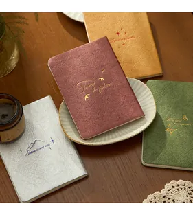 Detaillierte Ansicht eleganter A6-Notizbücher mit geprägter Goldfolien-Kalligrafie