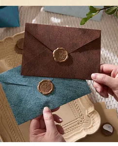 Gros plan d'enveloppes rétro texturées avec un sceau de cire très élégant 'For You'