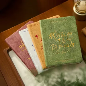 Elegante taccuino A6 con copertina rigida, calligrafia in lamina d'oro e texture premium
