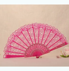 Nahaufnahme des fuchsiafarbenen Spitzenfächers mit eleganten Goldmustern auf Kunststoff