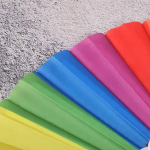 Primer plano macro que muestra los pliegues de tela de un abanico plegable arcoíris