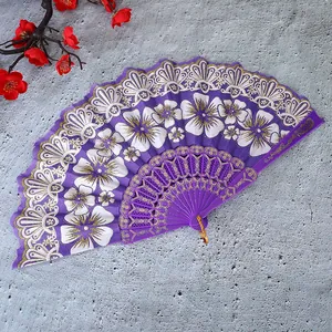 Eleganter lila chinesischer Fächer mit weißen Blumenmustern und feinem Spitzenrand-Detail