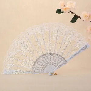 Elegante ventaglio pieghevole in pizzo bianco con motivi di rose dorate per matrimonio