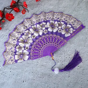 Detail eines lila Faltfächers im chinesischen Stil mit Blumenmustern und Quaste