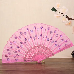 Eleganter rosa chinesischer Fächer mit lila Pailletten für Tanz und Kostümdekoration