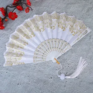 Vista detallada de abanico plegable chino blanco con mariposas doradas y borla decorativa