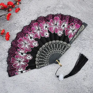 Elegante ventaglio pieghevole in stile cinese con fiori viola e nappa nera