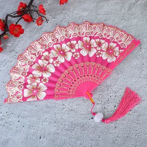 Detailansicht eines pinkfarbenen chinesischen Fächers mit elegantem Blumenmuster und Quaste