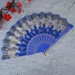 Primer plano de un abanico plegable chino azul vintage con elegantes mariposas