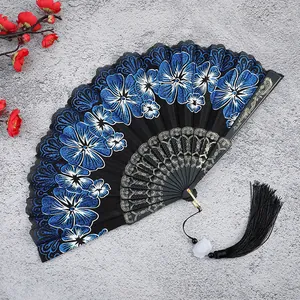 Elegante ventaglio pieghevole in stile cinese con motivi floreali blu e una nappa nera