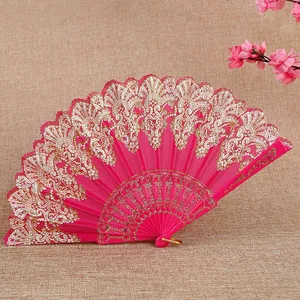 Eleganter rosa Fächer im spanischen Stil mit aufwendigem goldenem Spitzenmuster.