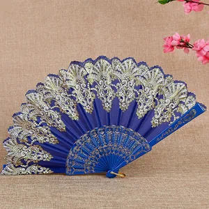 Eleganter blauer Faltfächer mit goldenem Spitzenmuster und spanischem Vintage-Stil