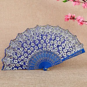 Abanico plegable chino azul con motivos florales blancos y elegantes detalles de encaje dorado