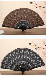 Detalle de elegantes abanicos plegables negros con bordado de lentejuelas doradas y plateadas