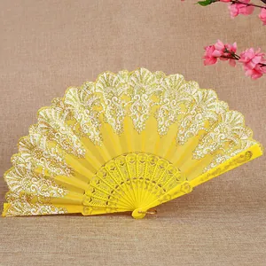 Eleganter gelber Faltfächer mit goldenen Spitzenmustern für chinesischen Tanz und Deko.
