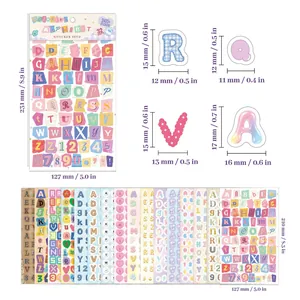 Dimensiones detalladas del set de 2400 pegatinas de letras coloridas e impermeables.