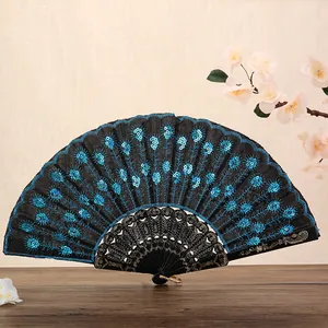Elegante abanico plegable negro con lentejuelas azules y bordado en mesa de madera