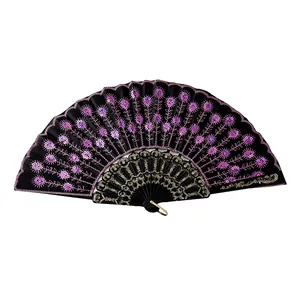 Elegante abanico plegable negro con bordado floral rosa y detalles de lentejuelas