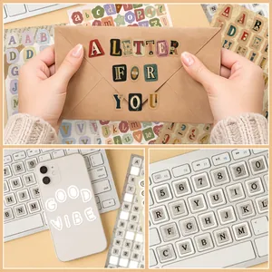 Pegatinas de letras coloridas en sobres, fundas de móvil y teclados de ordenador