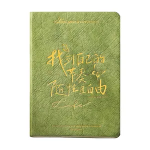 Taccuino A6 verde strutturato con calligrafia stampata in oro e design a farfalla