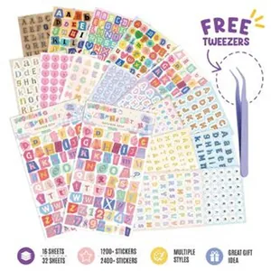 Vista detallada de pegatinas de alfabeto de colores y pinzas para kit de manualidades