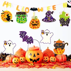 Primer plano de coloridos recortes de papel DIY de Halloween con fantasmas y calabazas.