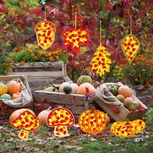 Vue détaillée de l'artisanat de suspension d'automne DIY en forme de citrouille et feuille.