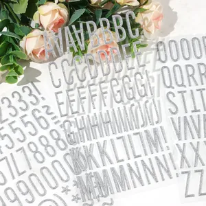 Detalle macro de pegatinas 3D plateadas de letras y números con purpurina para manualidades