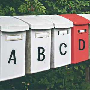 Détail des autocollants de lettres noires de 2 pouces A-D sur des boîtes aux lettres