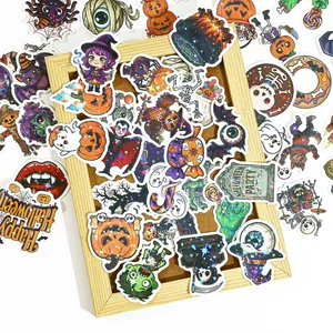 Vista macro de varias pegatinas holográficas de Halloween con coloridos diseños animados.