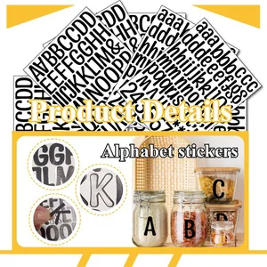 Vue détaillée d'autocollants alphabet noir de 2 pouces sur des bocaux