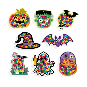 Λεπτομερής προβολή σετ χειροτεχνίας Halloween με πολύχρωμα σχέδια φαντάσματος και κολοκύθας